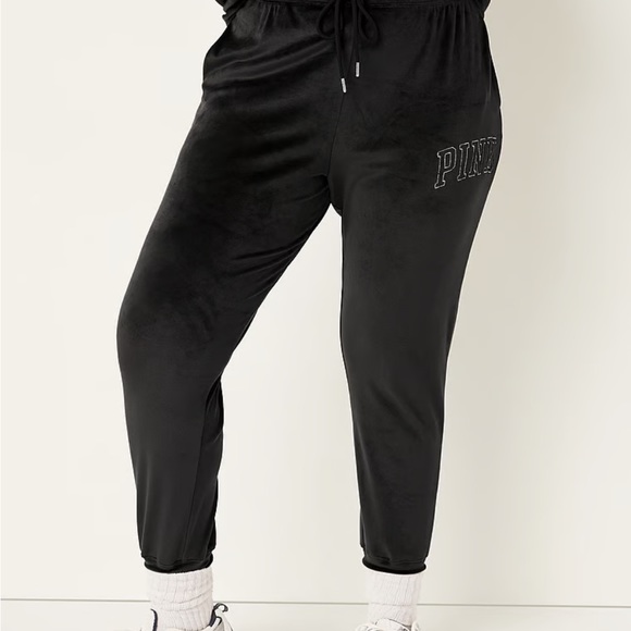 PINK
Varsity Velour Crewneck sweatshirt and High-Waist Velour Jogger. - Picture 11 of 11